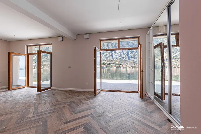 Eine luxuriöse dreistöckige Villa in erster Meereslinie in Kotor